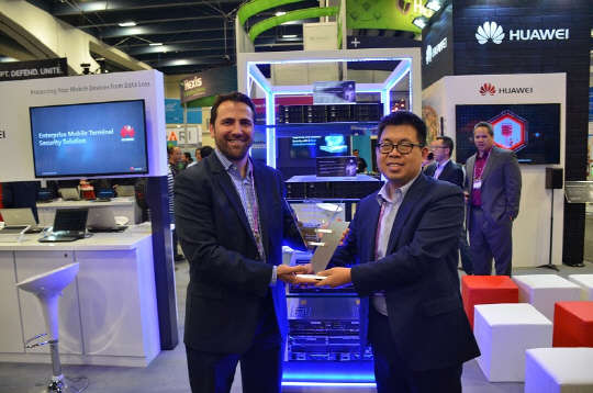 리우 리쭈 화웨이 스위치·엔터프라이즈 커뮤니케이션 제품 부사장(오른쪽)이 가렛 존스 NSS랩 세일즈 부사장(왼쪽)으로부터 차세대 방화벽 제품에 대해 '추천(Recommended)' 등급 인증패를 받고 있는 모습. 화웨이코리아 제공